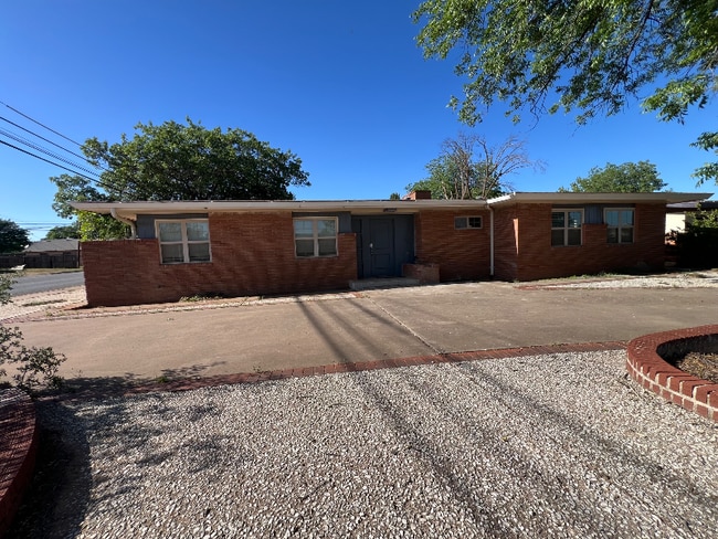 property at 1001 E Cardwell St