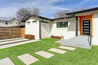 604 W Crestland Dr in Austin, TX - Building Photo - Building Photo
