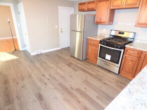 10 Stearns St, Unit 1 in Waltham, MA - Foto de edificio - Building Photo