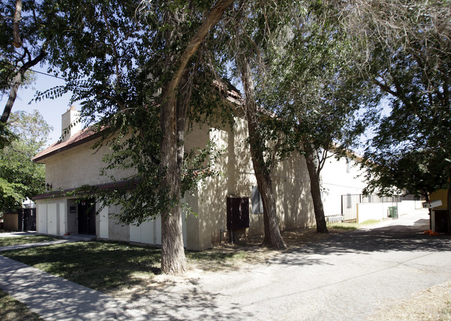 550 E Avenue Q12 in Palmdale, CA - Foto de edificio - Building Photo