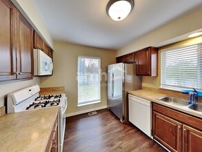 1409 Keele Dr in Carpentersville, IL - Foto de edificio - Building Photo