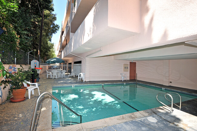 Magnolia View Apartments in Sherman Oaks, CA - Building Photo - Building Photo