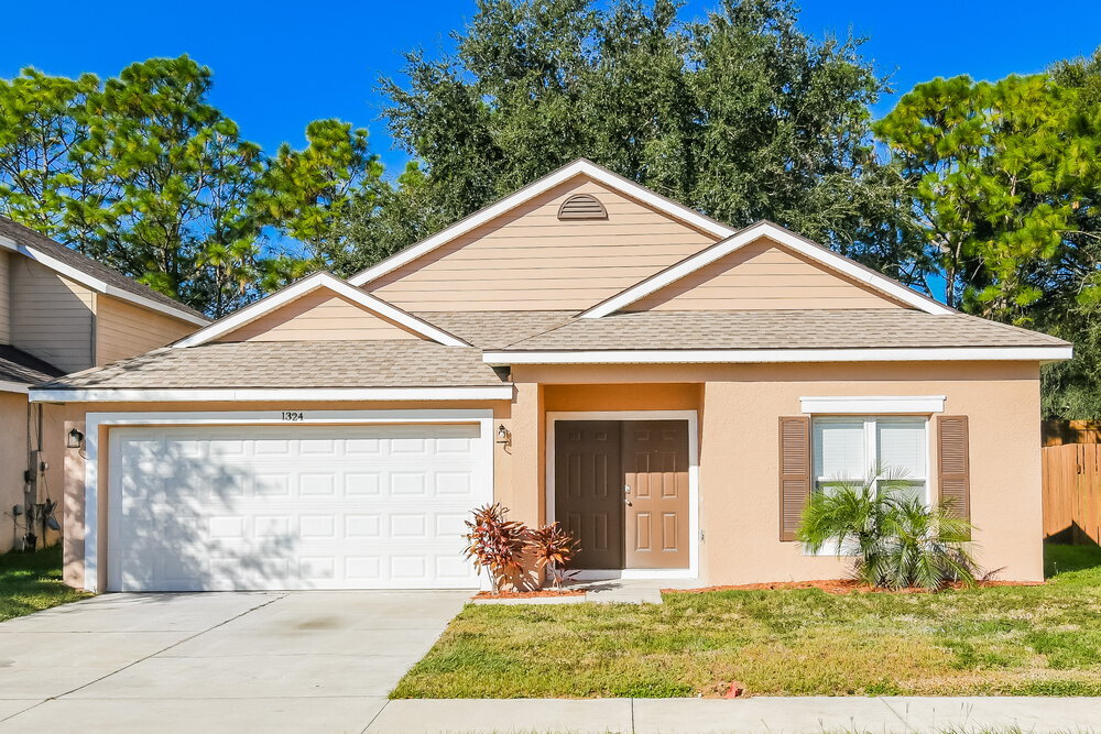 1324 Longville Cir in Tavares, FL - Building Photo