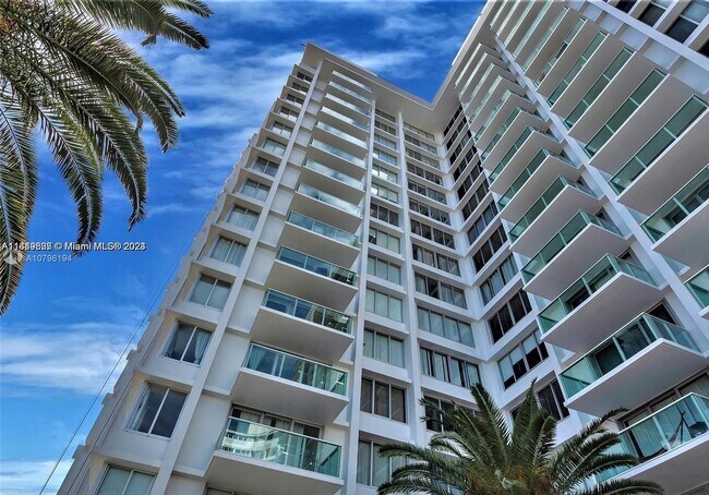 1000 West Ave, Unit 422 in Miami Beach, FL - Foto de edificio - Building Photo