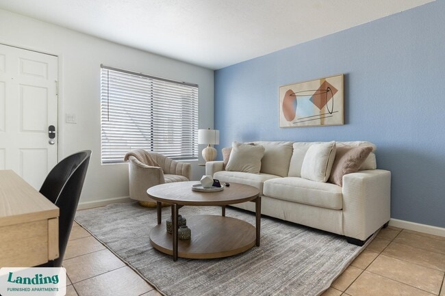 5704 W Thomas Rd in Phoenix, AZ - Foto de edificio - Building Photo