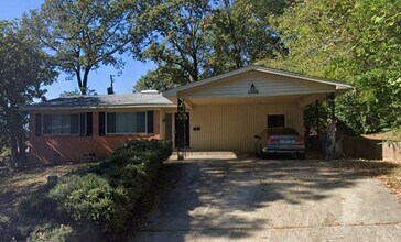 1206 N University Ave in Little Rock, AR - Foto de edificio - Building Photo