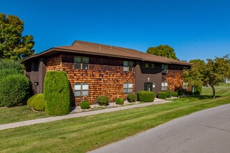 Chicopee Mews in Camillus, NY - Foto de edificio - Building Photo