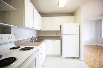 The Maplewoods in Mississauga, ON - Building Photo - Building Photo