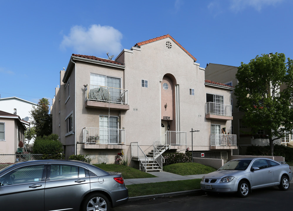 11837 Courtleigh Dr in Los Angeles, CA - Foto de edificio