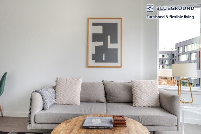 17675 NE 69th Ct in Redmond, WA - Foto de edificio - Building Photo