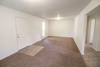 210 Wheaton Ct in Columbia, MO - Building Photo - Building Photo