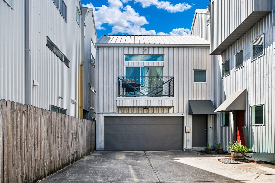 2614 Chenevert St in Houston, TX - Building Photo