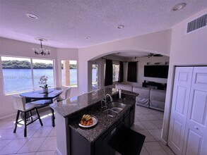 4800 NW 124th Way in Coral Springs, FL - Foto de edificio - Building Photo