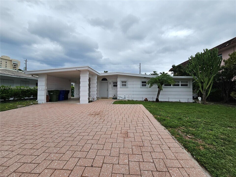 4628 Bougainvilla Dr in Lauderdale-by-the-Sea, FL - Foto de edificio