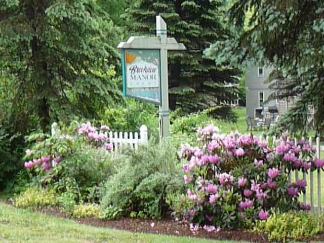 Brookview Manor Court in Derry, NH - Building Photo