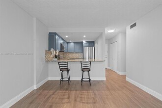 16851 NE 23rd Ave in North Miami Beach, FL - Foto de edificio - Building Photo