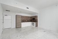 400 Sunny Isles Blvd, Unit #102 in Sunny Isles Beach, FL - Building Photo - Building Photo