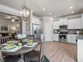 207 DuPont Dr in Cartersville, GA - Foto de edificio - Building Photo