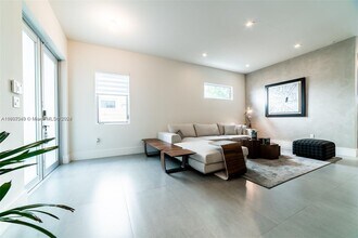 3063 Carter St in Miami, FL - Foto de edificio - Building Photo