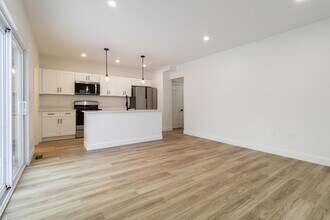 2 Elmwood St in Amesbury, MA - Foto de edificio - Building Photo