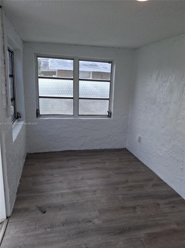 1260 NW 45th St in Miami, FL - Building Photo - Building Photo