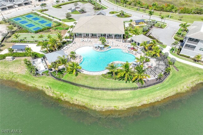 201 Indies Dr E in Naples, FL - Building Photo - Building Photo