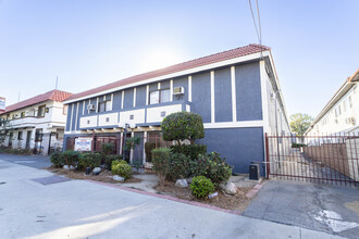 Halstead Manor in Northridge, CA - Building Photo - Primary Photo