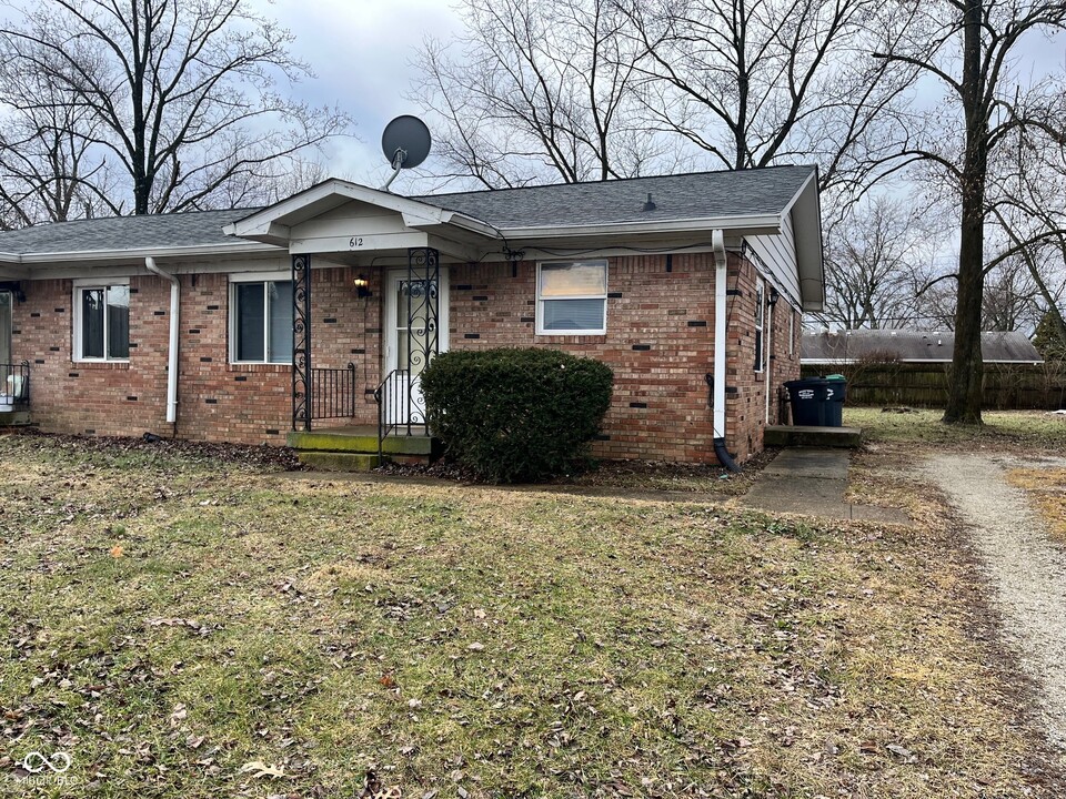 612 Wooddale Terrace in Greenwood, IN - Building Photo