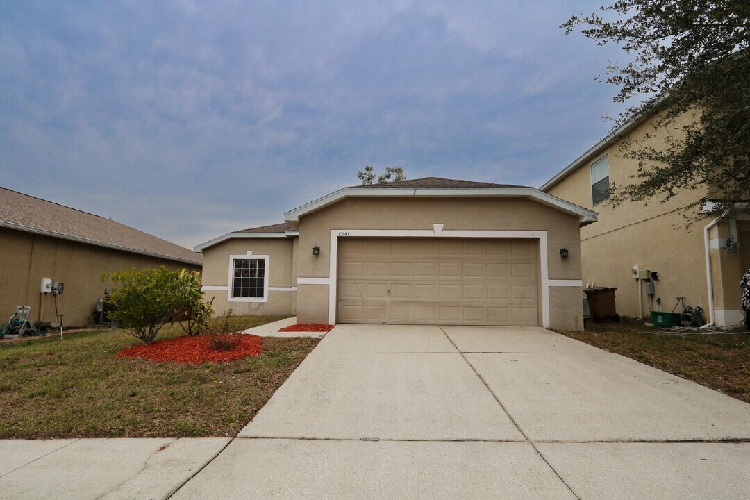 7541 Terrace River Dr in Tampa, FL - Foto de edificio