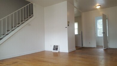 1227 W Mullan Ave in Waterloo, IA - Building Photo - Building Photo
