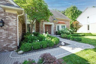 3349 Rocky Crest Dr in Rochester Hills, MI - Foto de edificio - Building Photo