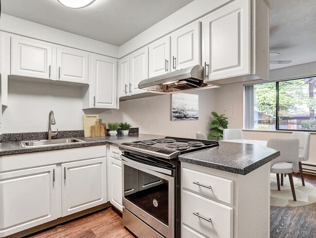 Foothills Apartments in Portland, OR - Building Photo - Building Photo