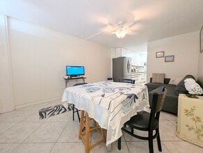 425 Ena Rd, Unit Kalia in Honolulu, HI - Foto de edificio - Building Photo