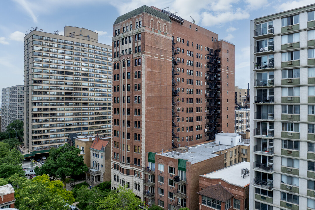 Oakdale Towers in Chicago, IL - Building Photo