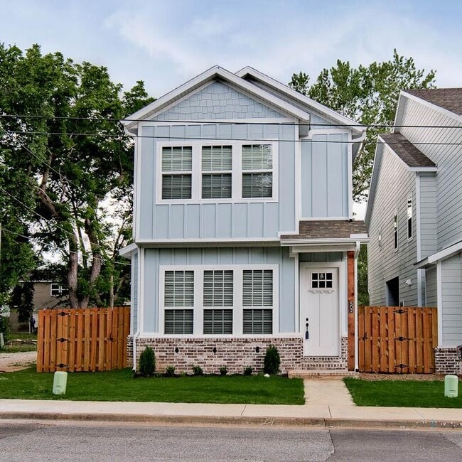 property at 502 W Persimmon St