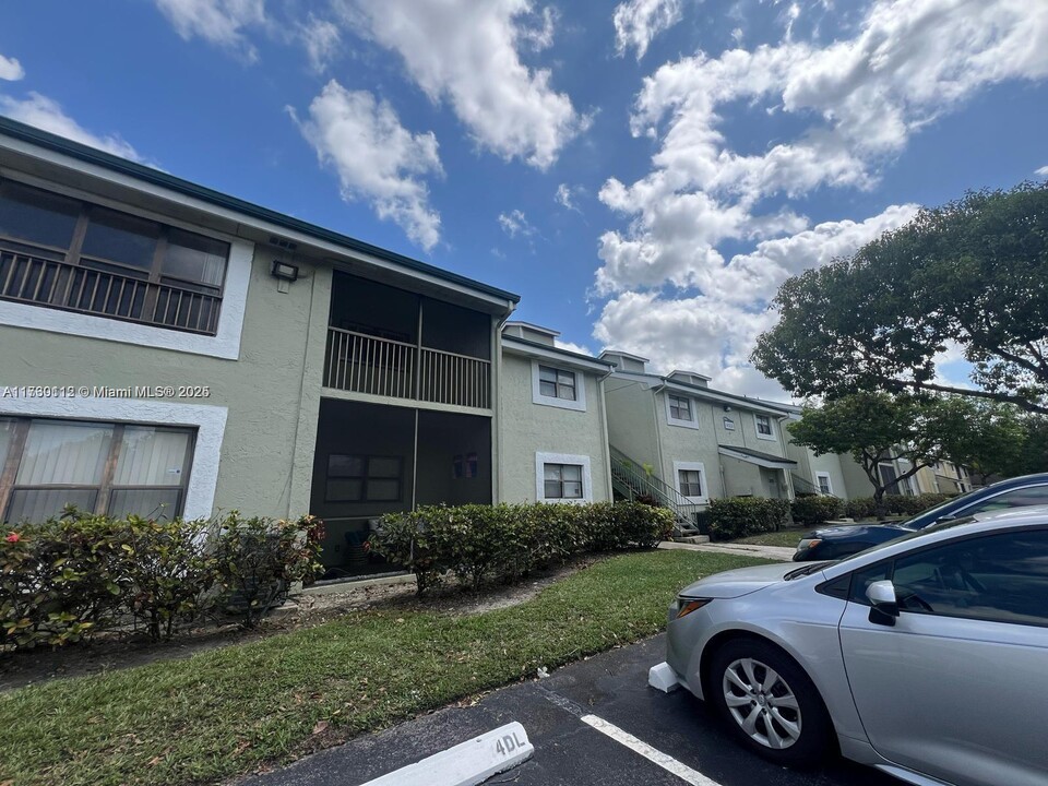 4088 N Pine Island Rd in Sunrise, FL - Building Photo