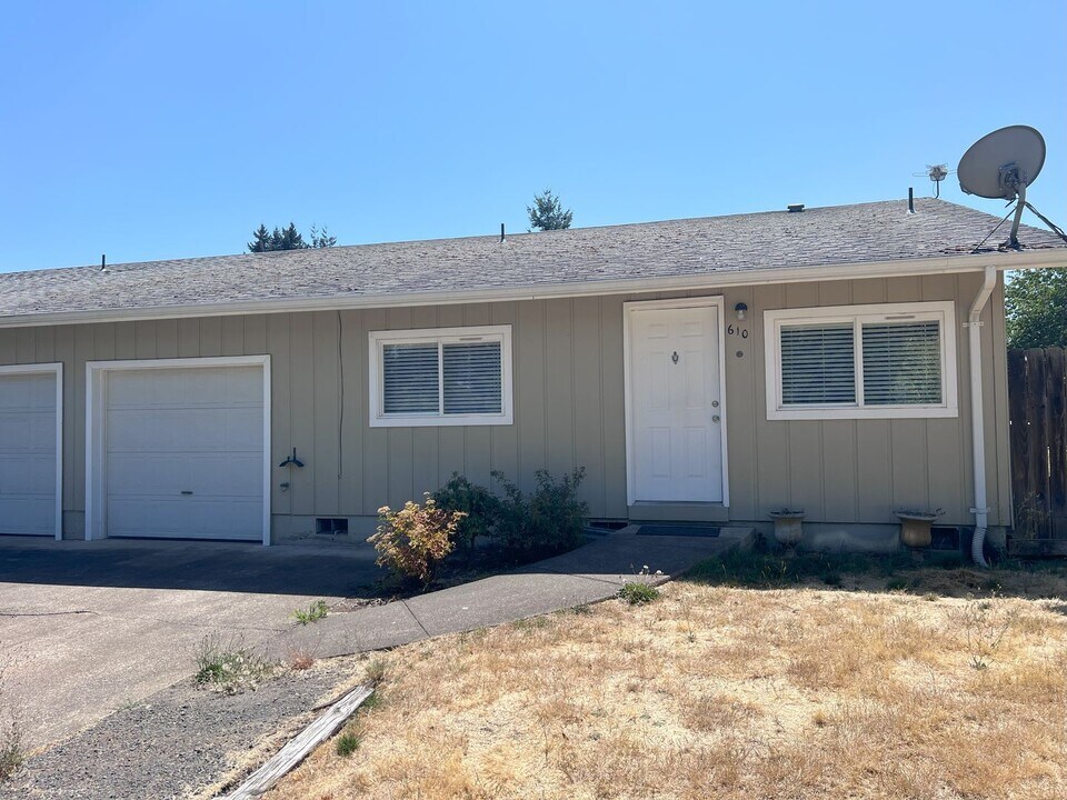 610 Wassom St in Lebanon, OR - Building Photo