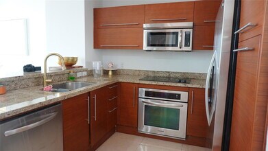 2681 N Flamingo Rd in Pembroke Pines, FL - Foto de edificio - Building Photo
