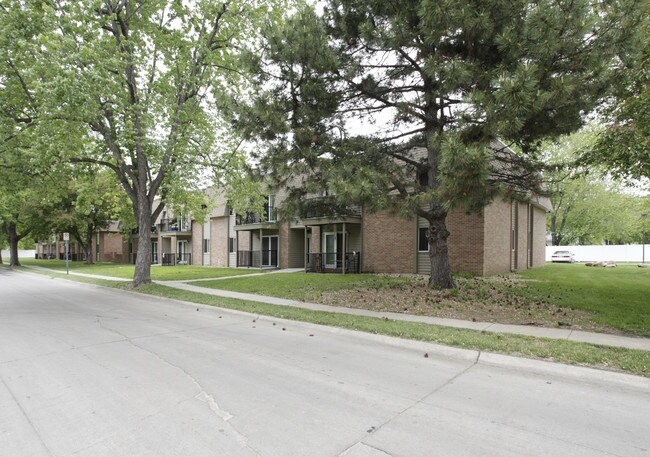 Cherry Tree Apartments in Omaha, NE - Building Photo - Building Photo
