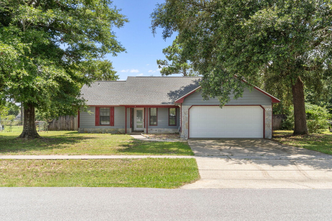 404 Brown Pl in Crestview, FL - Building Photo