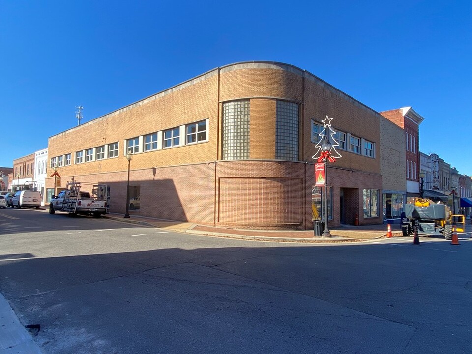 203 N Main St in Lawrenceville, VA - Building Photo