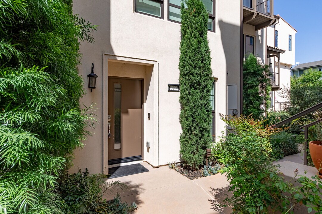 10736 Bloomfield St in North Hollywood, CA - Foto de edificio