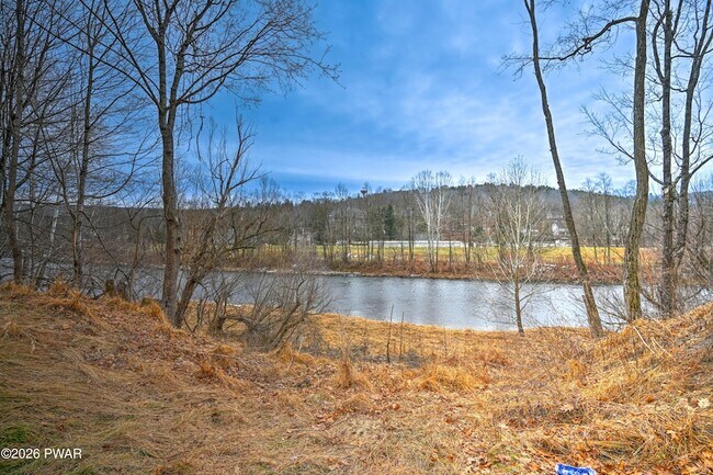 628 Hudson St, Unit 1 in Hawley, PA - Foto de edificio - Building Photo