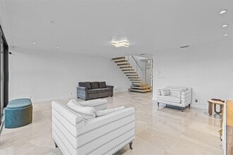 6124 Paradise Point Dr in Palmetto Bay, FL - Building Photo - Building Photo
