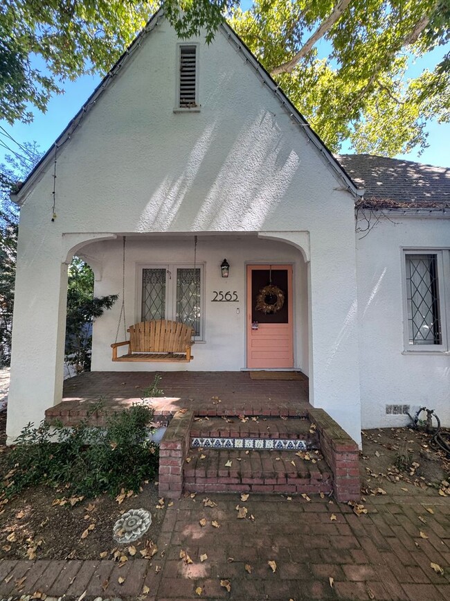 property at 2565 Freeport Blvd