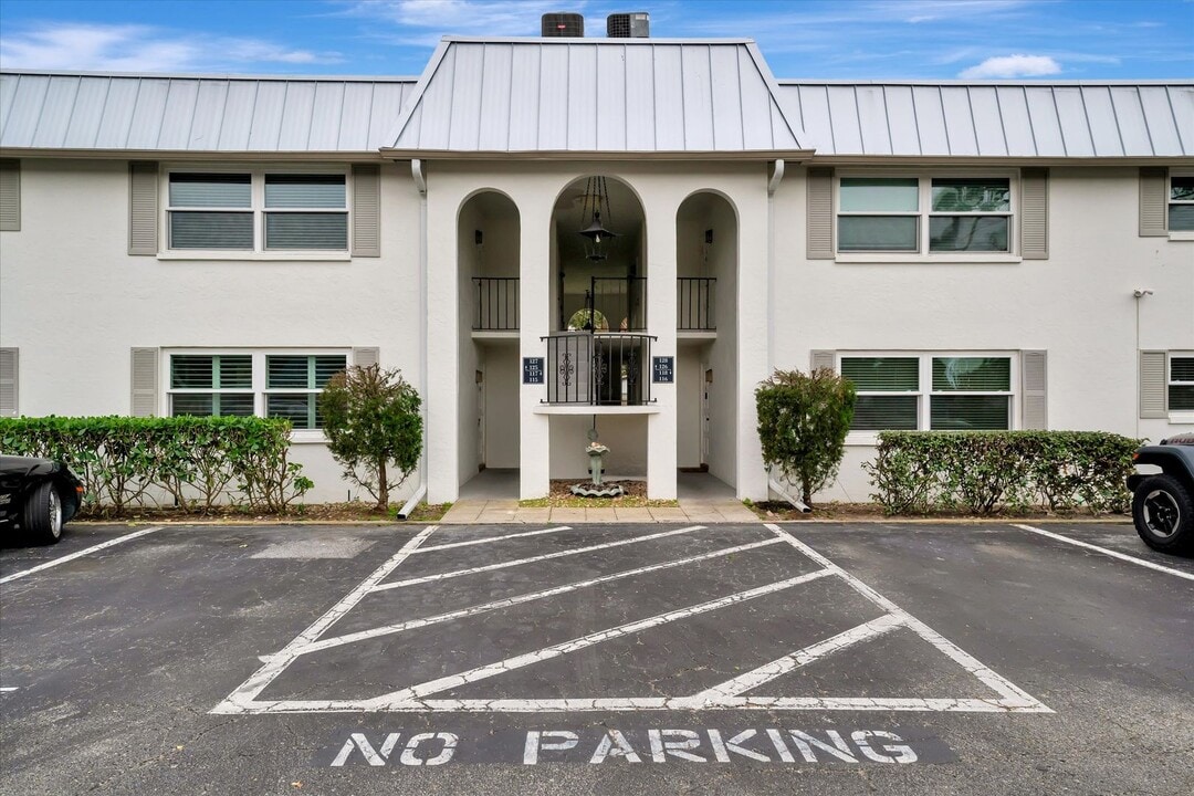 5800 Hollywood Blvd in Sarasota, FL - Foto de edificio