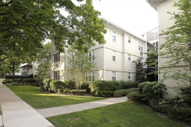 property at 158 E Walnut St