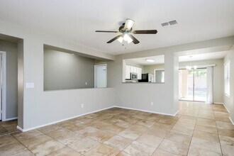 1427 N Thunderbird Ave in Gilbert, AZ - Foto de edificio - Building Photo