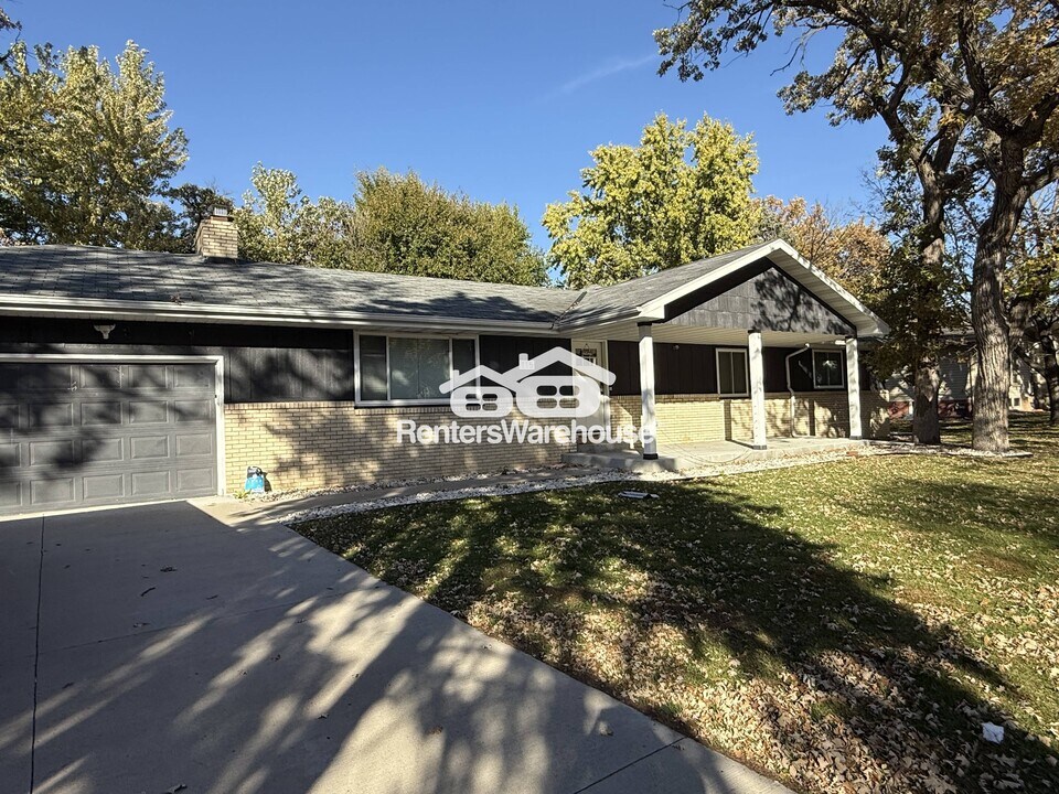 115 Craig Way NE in Fridley, MN - Building Photo