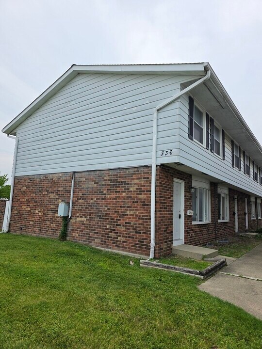 336 Lilac Ln in Elgin, IL - Building Photo